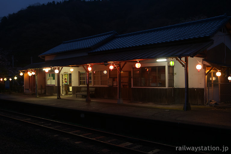 三江線・川平駅、古い木造駅舎に巡らされた提灯