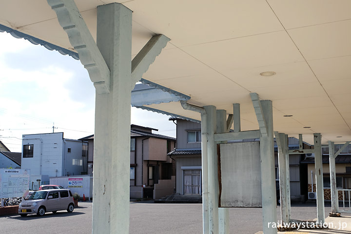 近鉄名古屋本線・鼓ヶ浦駅、軒の柱も洒落た造り