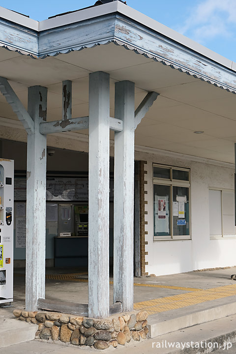 近鉄名古屋本線・鼓ヶ浦駅の木造駅舎、車寄せの木の軒