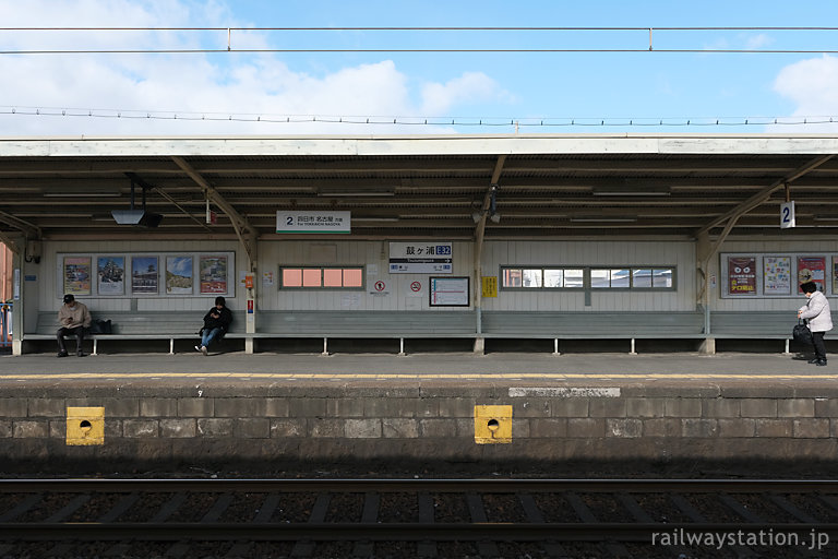 近鉄名古屋本線・鼓ヶ浦駅、2番線の長い木製ベンチ