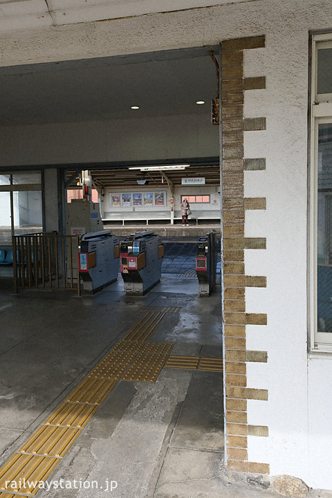 鼓ヶ浦駅の駅舎、陶器タイルの装飾