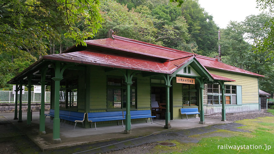 国鉄函館本線旧線、神居古潭駅跡に復原された木造駅舎