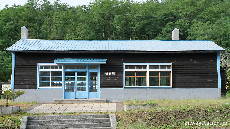 国鉄万字線・朝日駅、廃線後も保存される木造駅舎