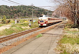 東海道本線・新垂井駅跡を通過する485系ボンネット車の特急しらさぎ