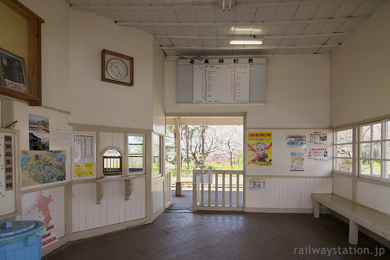小湊鉄道・上総鶴舞駅の木造駅舎、昔の造りのままの待合室