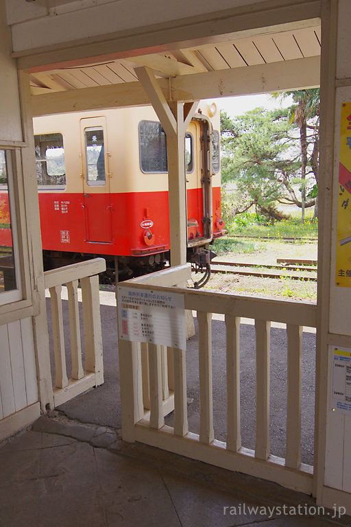 小湊鉄道・上総鶴舞駅、レトロな木造駅舎の木の改札口