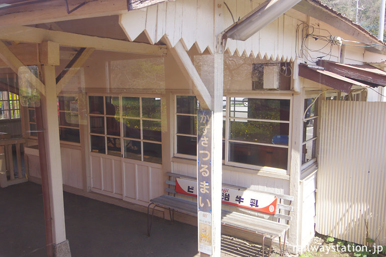 小湊鉄道・上総鶴舞駅の木造駅舎、ホーム側の造り