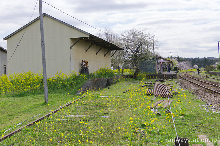 小湊鉄道・上総鶴舞駅側線跡、登録有形文化財の貨物上屋