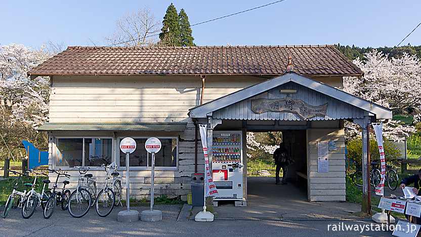 小湊鉄道・月崎駅、駅開業の1926年以来の木造駅舎