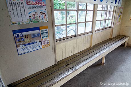 小湊鉄道・月崎駅の待合室、古い造り付けの木造ベンチ