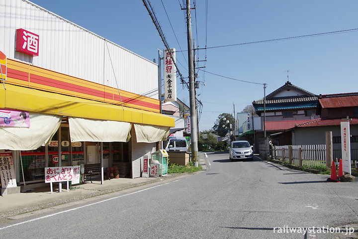 千葉県市原市、小湊鐡道・養老渓谷駅前の商店街