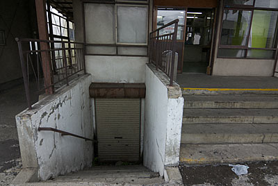 弘南鉄道・弘南線・弘前東高前駅の駅舎、地下への階段