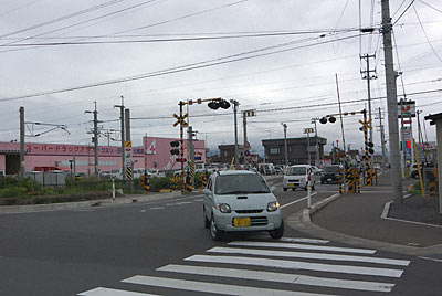 弘前市内、弘南鉄道・弘前東高前駅近くの交差点