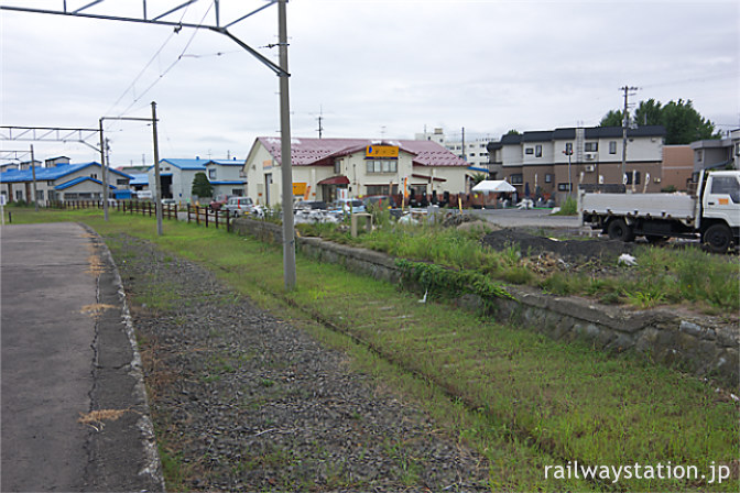 弘南鉄道・弘前東高前駅、レールが剥がされた番線と側線跡ホーム