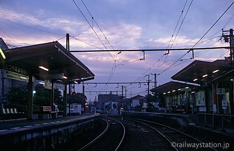 高松琴平電鉄・志度線、夜が迫る琴電屋島駅のプラットホーム