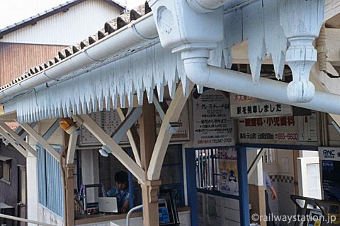 高松琴平電鉄・元山駅、軒飾りなど装飾が楽しい木造駅舎