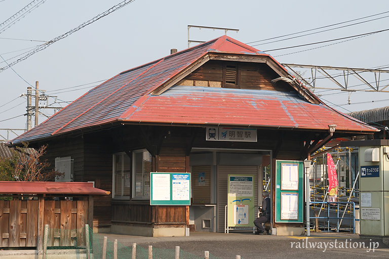 名鉄広見線・明智駅、半切妻の入母屋屋根が特徴的な木造駅舎