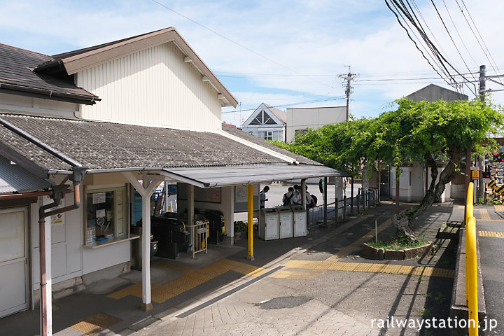 名鉄富貴駅、木造駅舎に藤棚のある佇まいが印象的な駅構内