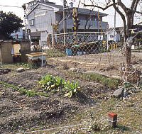 名鉄瀬戸線の廃駅・平池駅跡、駅舎があった下りホーム沿いの畑