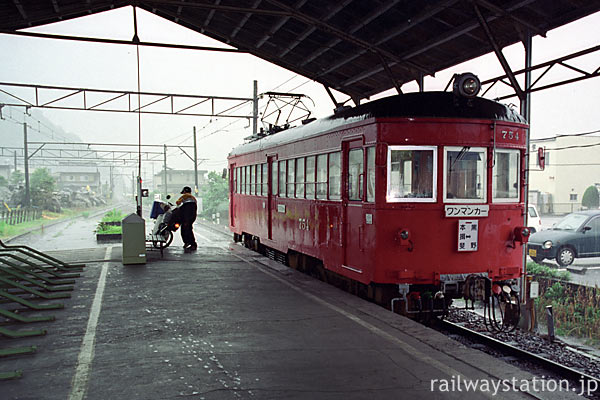 名鉄揖斐線・本揖斐駅に停車するモ750と新聞配達員