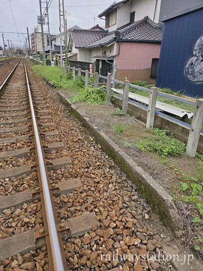 名鉄瀬戸線の廃駅、笠寺道駅跡、上りホームのコンクリートの構造物跡