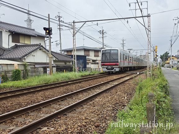 名鉄瀬戸線の廃駅、笠寺道駅跡を通り過ぎる栄町行き列車