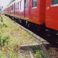 名鉄瀬戸線の廃駅、霞ヶ丘駅のプラットホーム跡を列車が通過