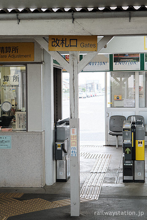 名鉄吉良吉田駅改札口、木造駅舎らしか感じる木の柱