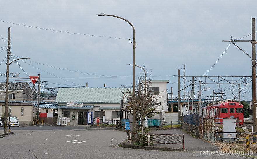 名鉄吉良吉田駅、木造駅舎と蒲郡線ホームに停車する列車