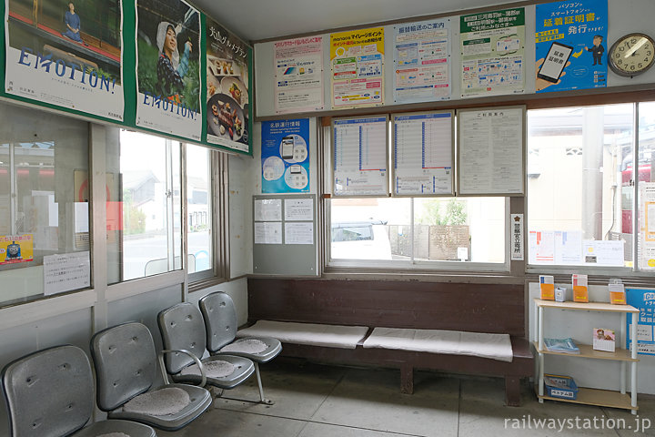 名鉄吉良吉田駅の木造駅舎、小さな待合室