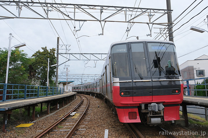 吉良吉田駅西尾線ホームに停車する名鉄3300系電車