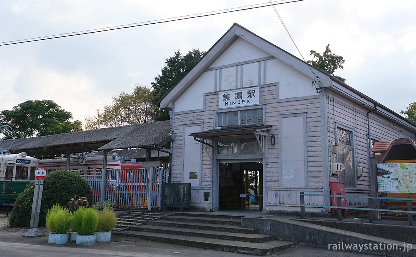 美濃町線の終着駅・美濃駅、廃線後も木造駅舎と往時の車両が保存