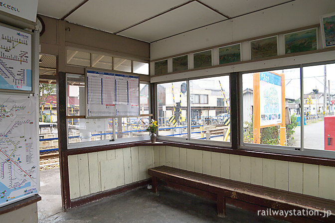 名鉄蒲郡線・西幡豆駅の木造駅舎、待合室