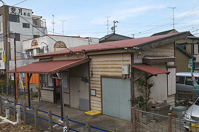 名鉄蒲郡線・西幡豆駅の木造駅舎ホーム側