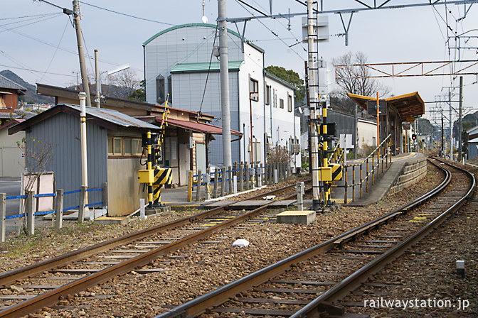 名鉄蒲郡線・西幡豆駅、プラットホームと駅舎、古いトイレ