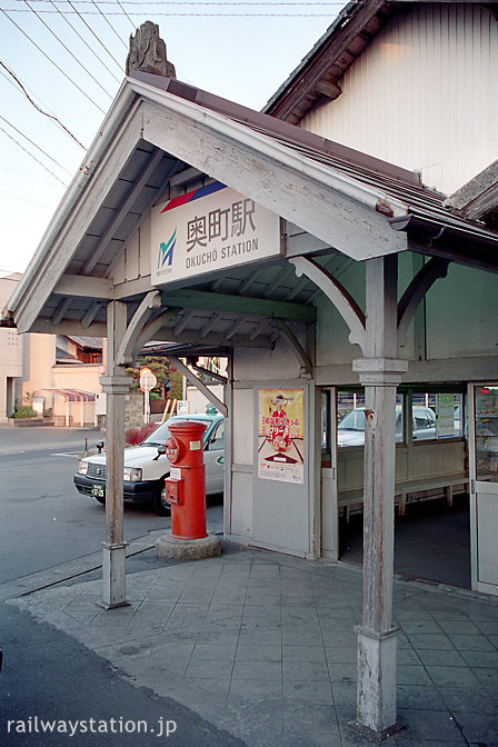 名鉄尾西線・奥町駅の木造駅舎、車寄せ