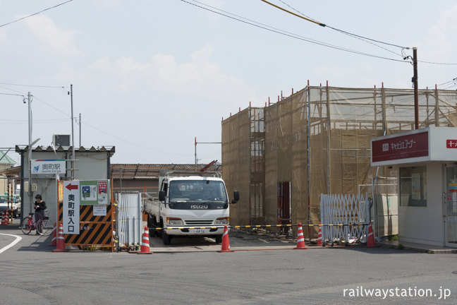 名鉄尾西線、駅舎建て替え中の奥町駅、左側が仮駅舎