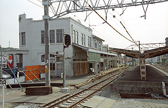 名鉄・尾張瀬戸駅、新駅舎側から旧駅舎とプラットホームを見る