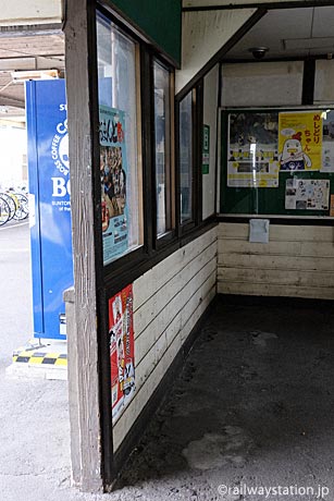 名鉄三河線・高浜港駅、古い木の質感残る木造駅舎