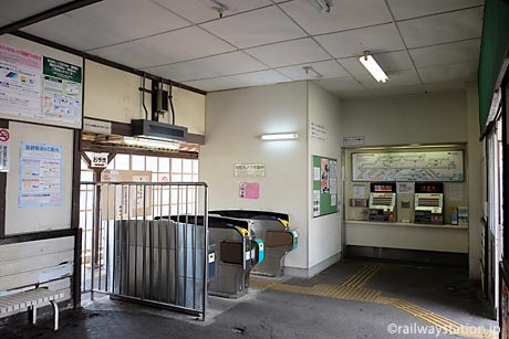 名鉄三河線・高浜港駅、切符売場と改札口