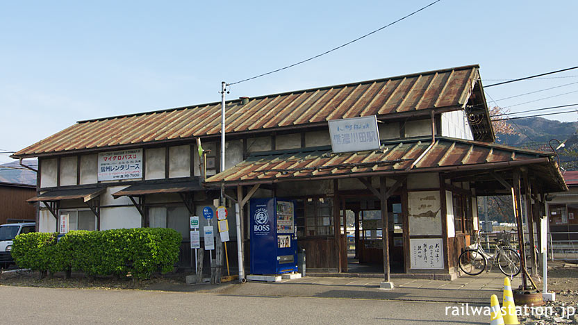 長野電鉄・屋代線・信濃川田駅、古色蒼然とした木造駅舎