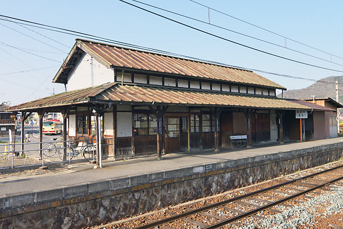 長野電鉄・屋代線・信濃川田駅、石積みホームと木造駅舎
