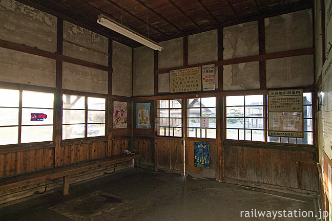 長野電鉄・屋代線・信濃川田駅の木造駅舎、待合室