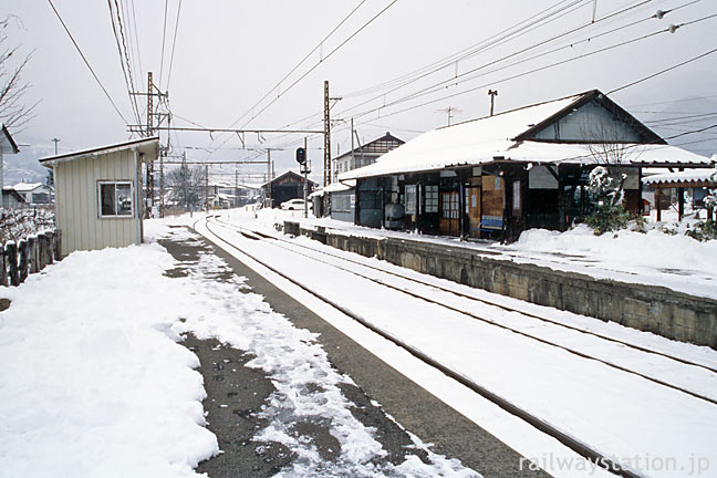 長野電鉄・信濃竹原駅、2面2線のプラットホーム