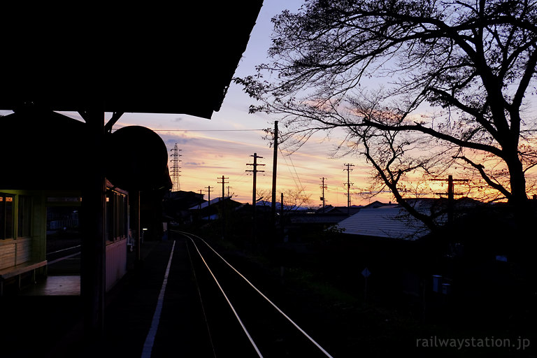 長良川鉄道・美濃市駅、築堤にあるホームから見た秋の夕暮れ