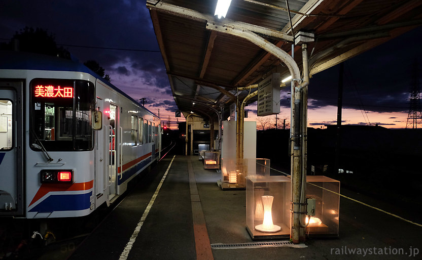 長良川鉄道・美濃市駅、ホームからの夕景が美しい駅