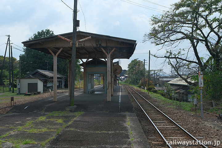 長良川鉄道・美濃市駅、旧国鉄駅らしい佇まいのホームと駅構内