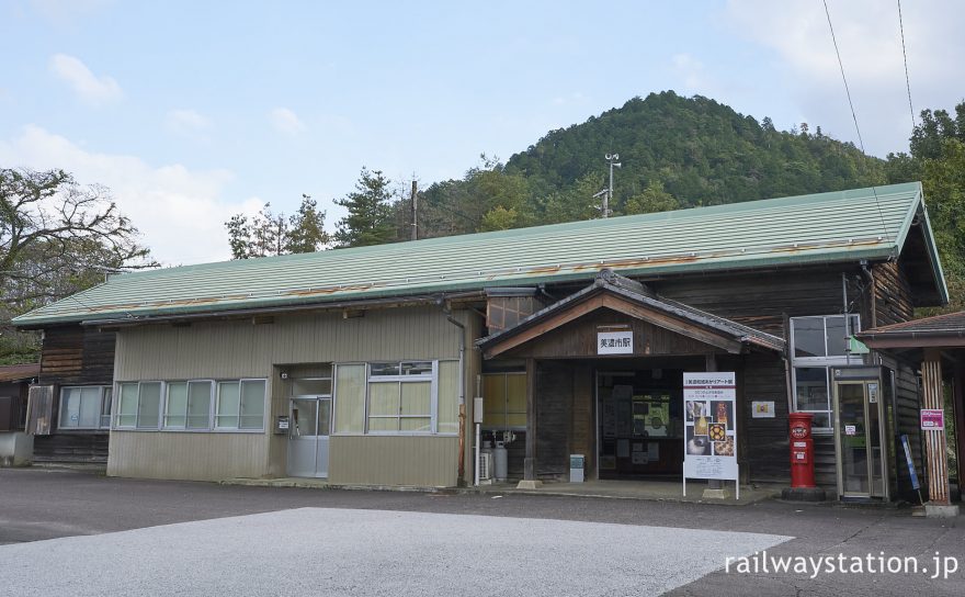 長良川鉄道・美濃市駅、改修されているが味わいある佇まいの木造駅舎
