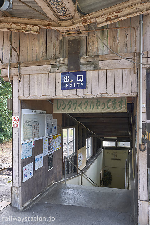 長良川鉄道・美濃市駅、木造の屋根を持つ通路
