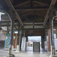長良川鉄道・美濃市駅、木造の上屋が重厚な駅舎への通路